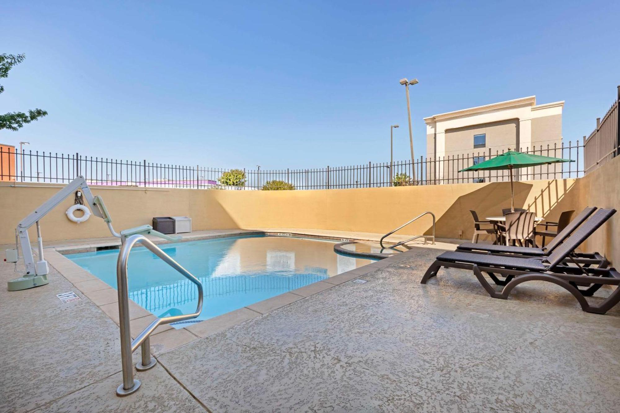 Comfort Suites West Dallas - Cockrell Hill Екстер'єр фото